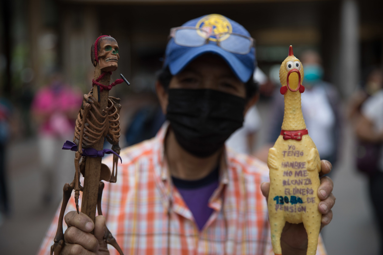 Empleados públicos venezolanos protestan en Caracas