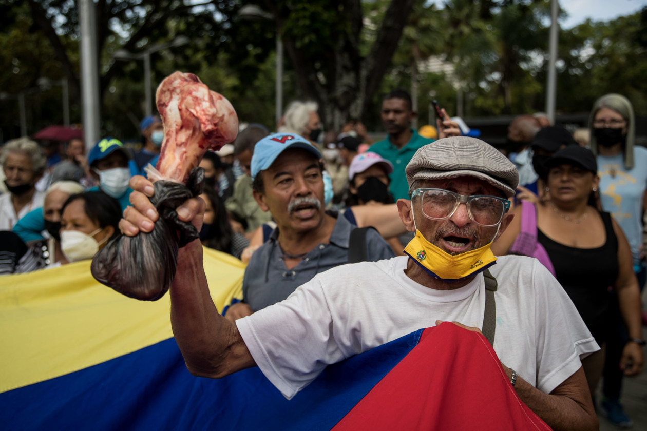 Empleados públicos venezolanos protestan en Caracas