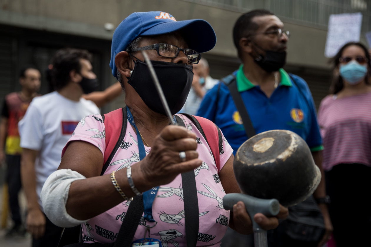 Empleados públicos venezolanos protestan en Caracas
