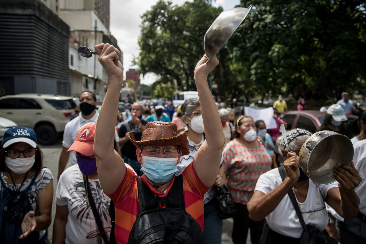 Empleados públicos venezolanos protestan en Caracas
