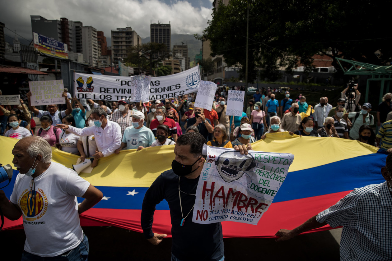 Empleados públicos venezolanos protestan en Caracas