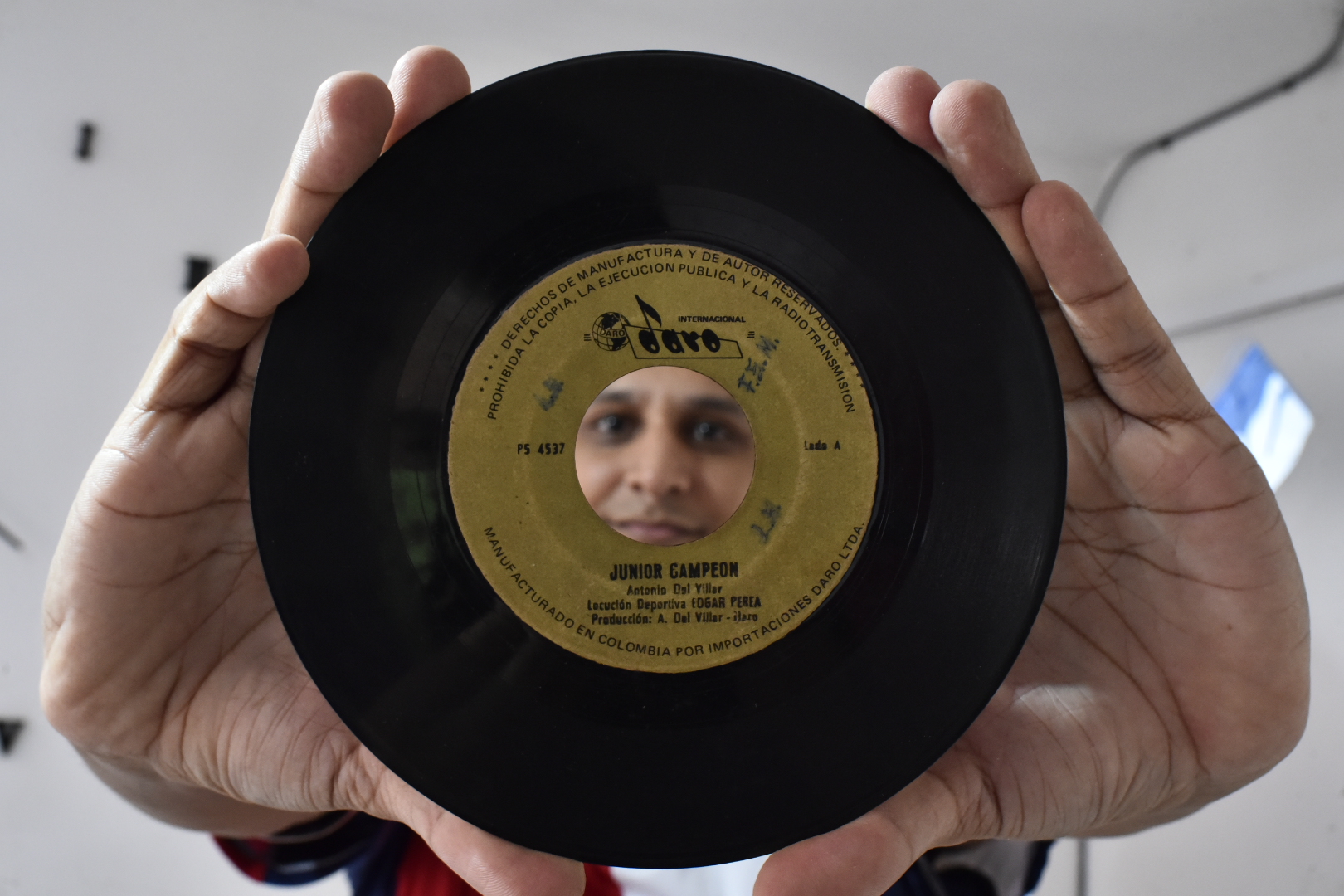 Disco en 45 revoluciones por minuto, original del tema 'Junior Campeón' de 1977.