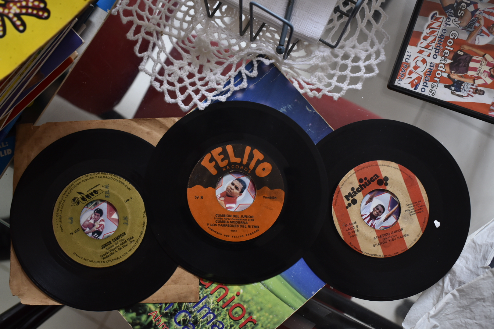 Varios discos que contienen canciones en homenaje a Junior. 
