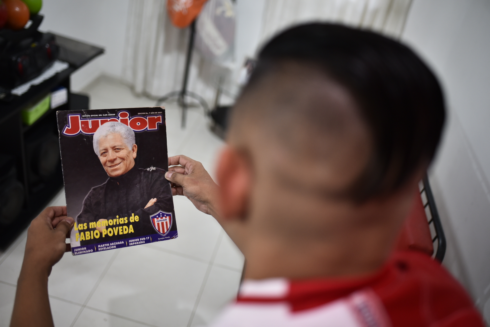 Una revista con crónicas de Fabio Poveda. 