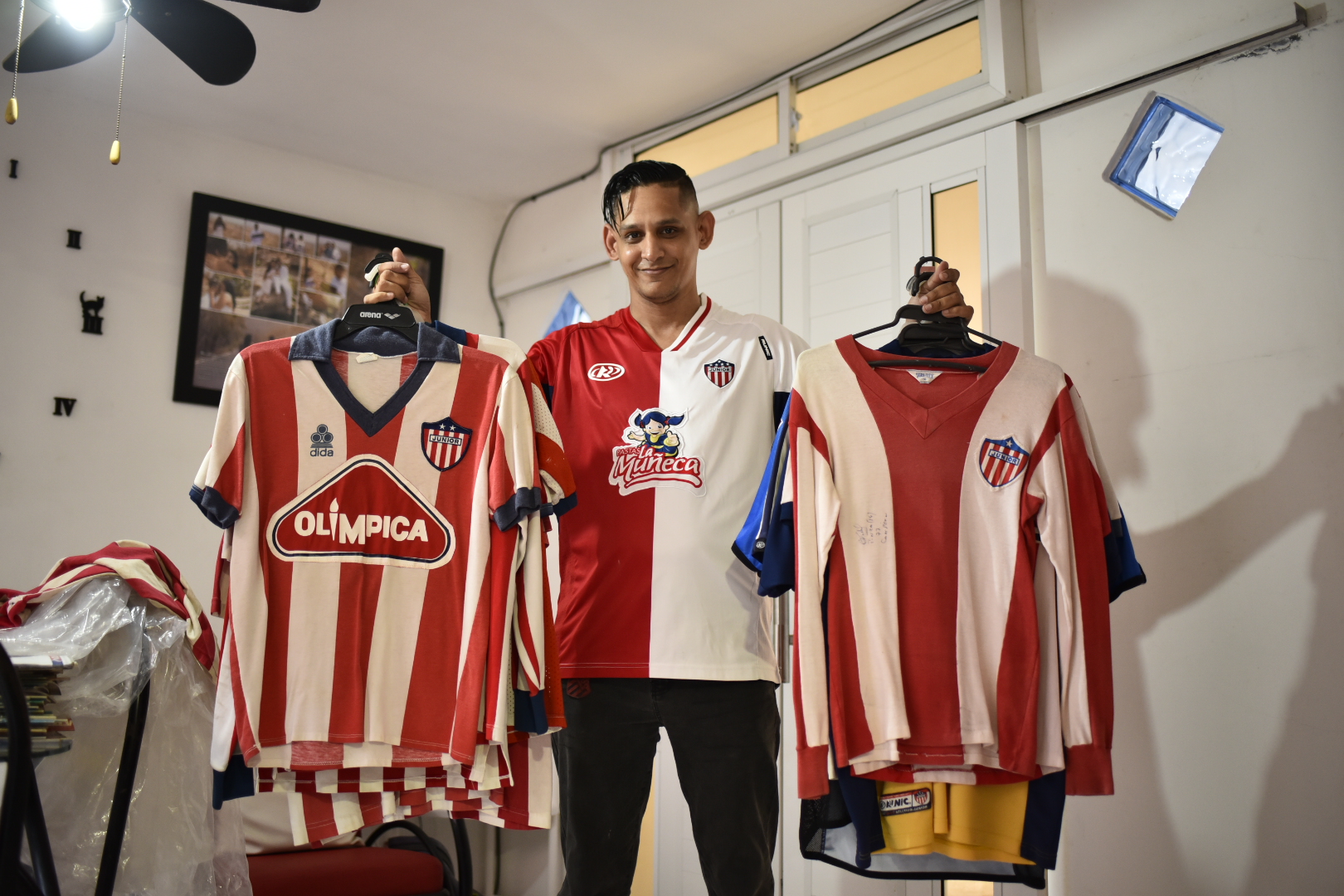 Camisetas originales del equipo, entre esas (la de una sola estrella) de Carlos Vidal de 1978. 