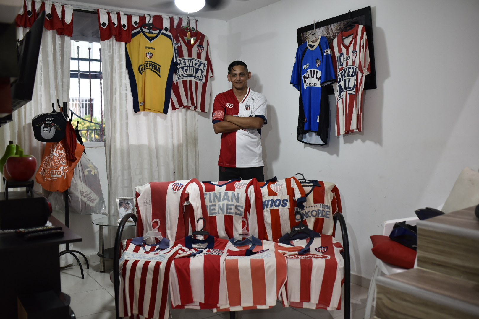 Joan Nieto Bolívar con las camisetas que son el orgullo de su colección. 