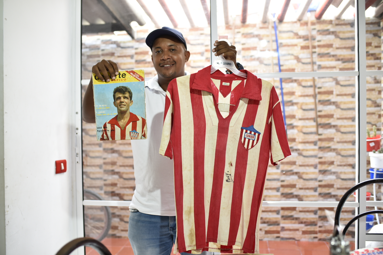 Diomedes Díaz sostiene la camiseta de Carlos 'Papi' Peña de 1968. 