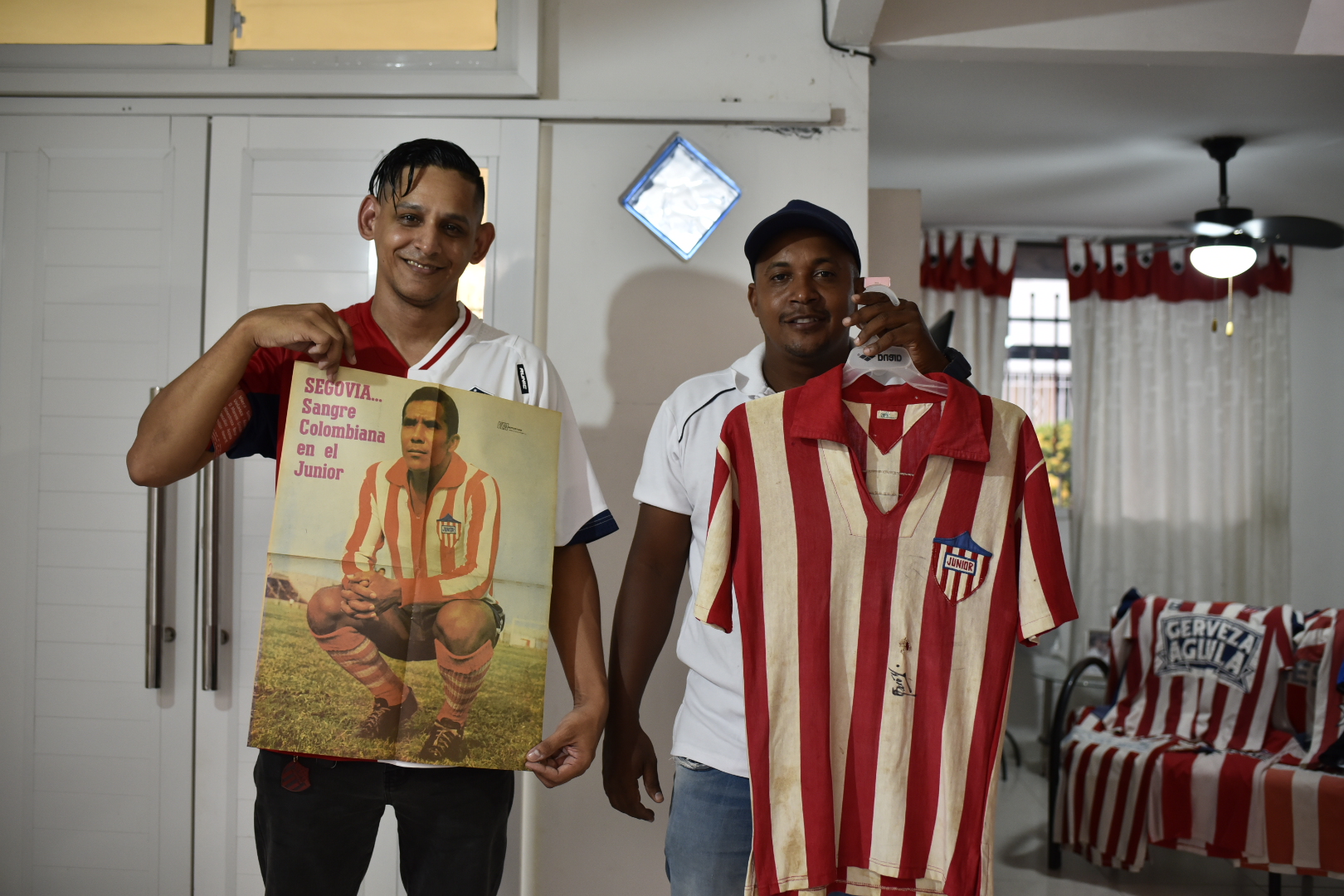 Joan y Diomedes con artículos antiguos sobre Junior. 