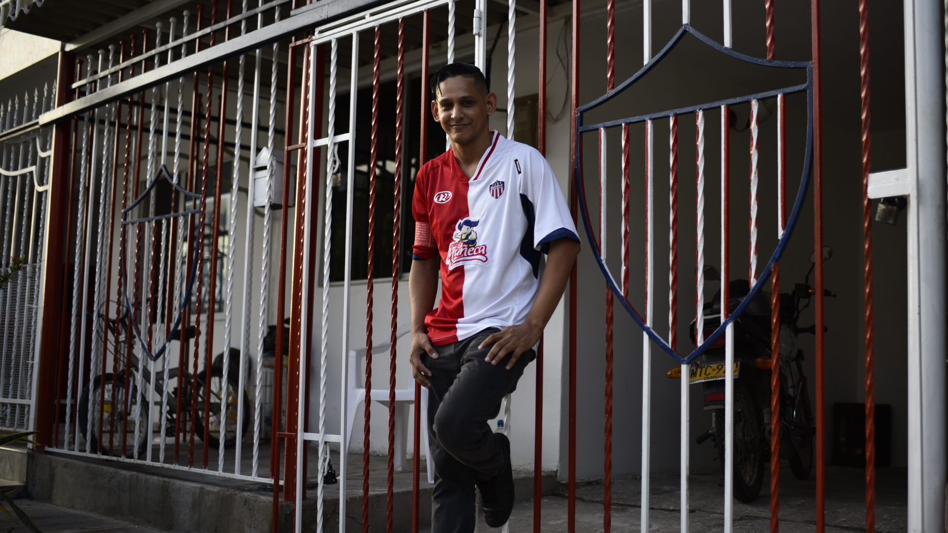 Joan ama tanto a Junior, que hasta el escudo del equipo decora la entrada a su casa. 