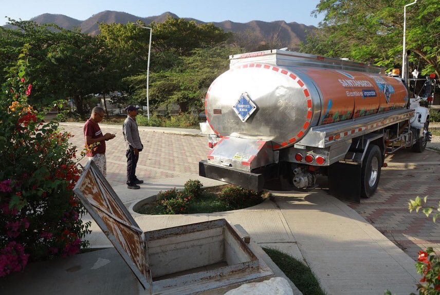 Carrotanques llevando agua a los usuarios de Santa Marta