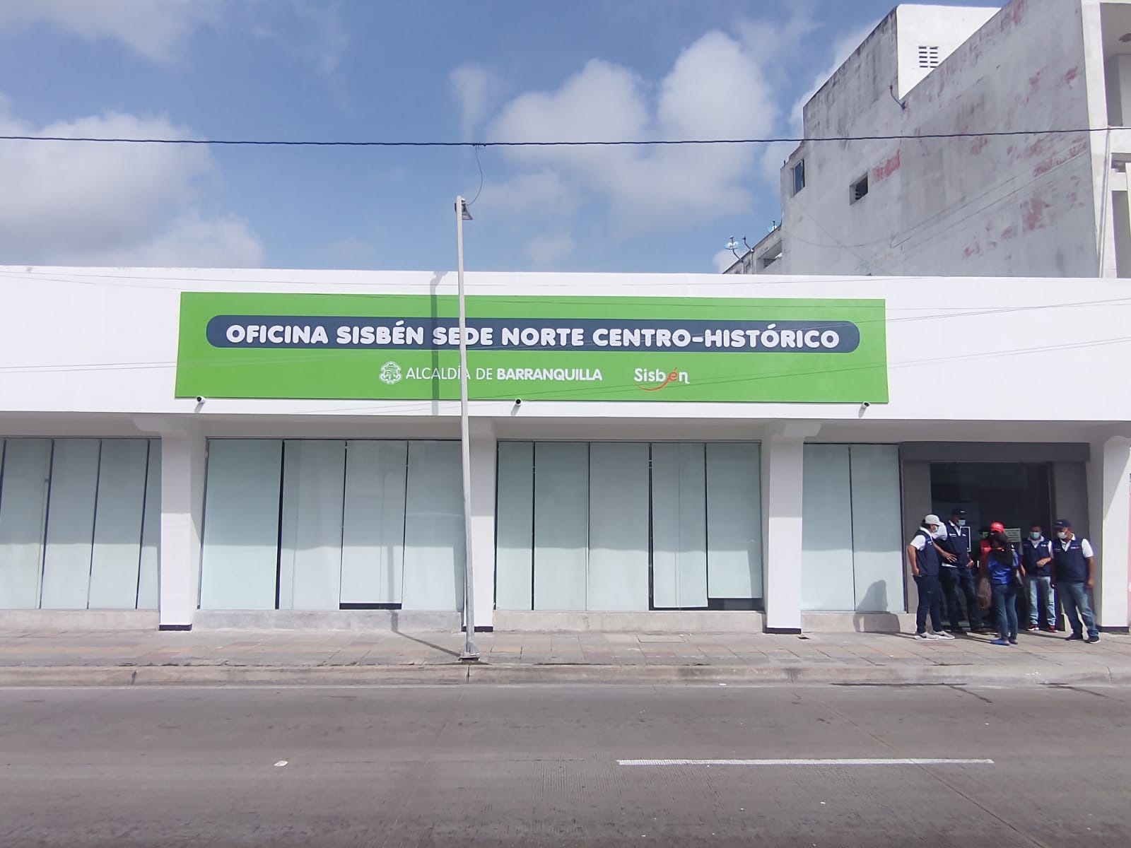 Fachada de la nueva oficina. 