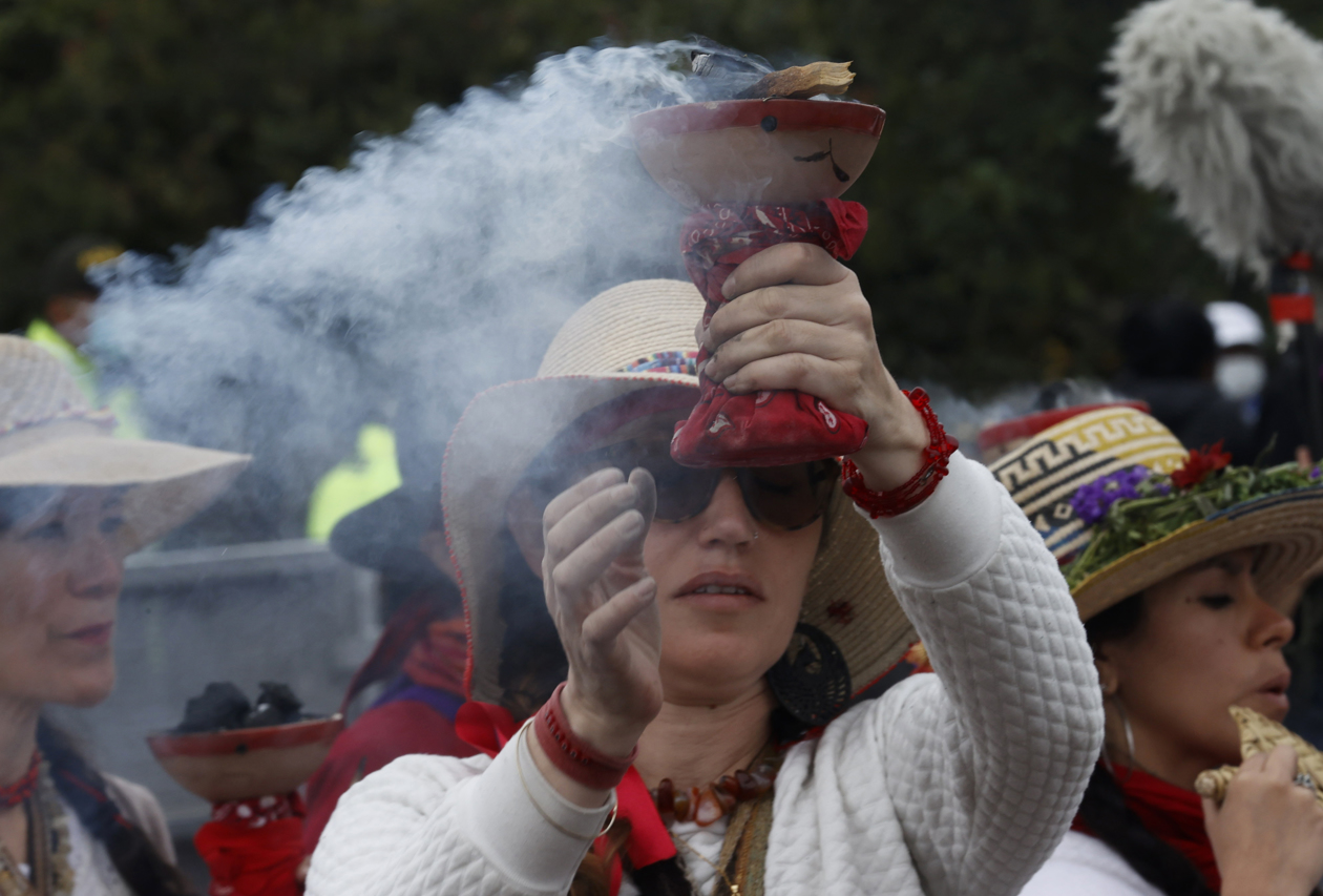 Indígenas realizan una ceremonia de posesión popular y espiritual para el presidente entrante Gustavo Petro y su vicepresidenta, Francia Márquez.