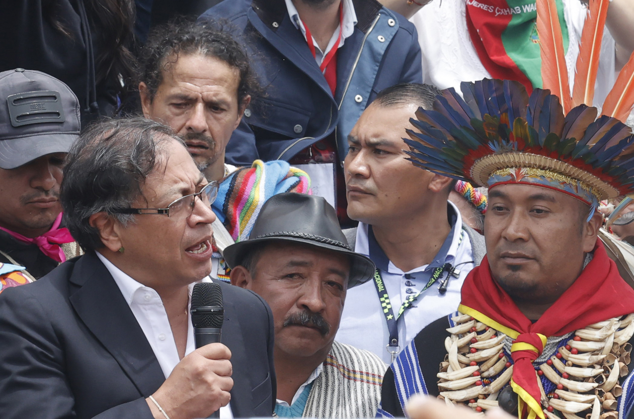 Indígenas realizan una ceremonia de posesión popular y espiritual para el presidente entrante Gustavo Petro y su vicepresidenta, Francia Márquez.