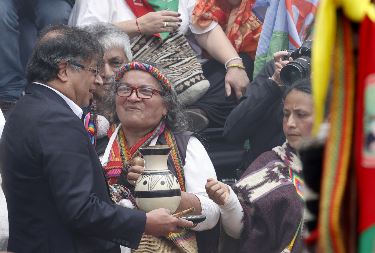 Indígenas realizan una ceremonia de posesión popular y espiritual para el presidente entrante Gustavo Petro y su vicepresidenta, Francia Márquez.