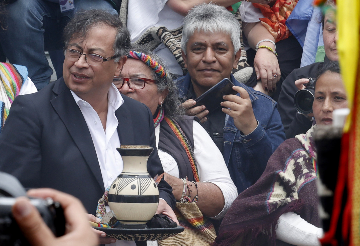 Indígenas realizan una ceremonia de posesión popular y espiritual para el presidente entrante Gustavo Petro y su vicepresidenta, Francia Márquez.
