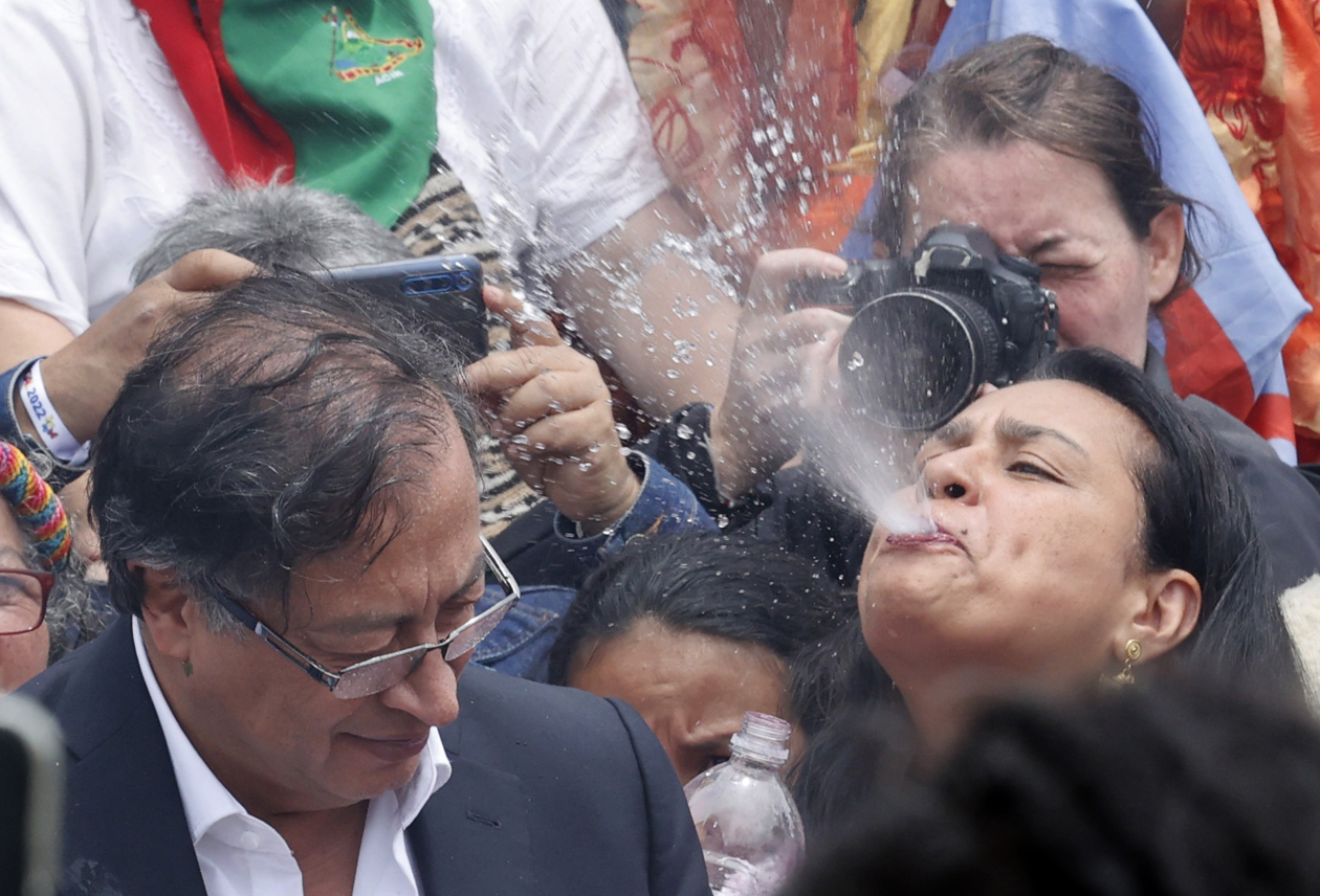 Indígenas realizan una ceremonia de posesión popular y espiritual para el presidente entrante Gustavo Petro y su vicepresidenta, Francia Márquez.