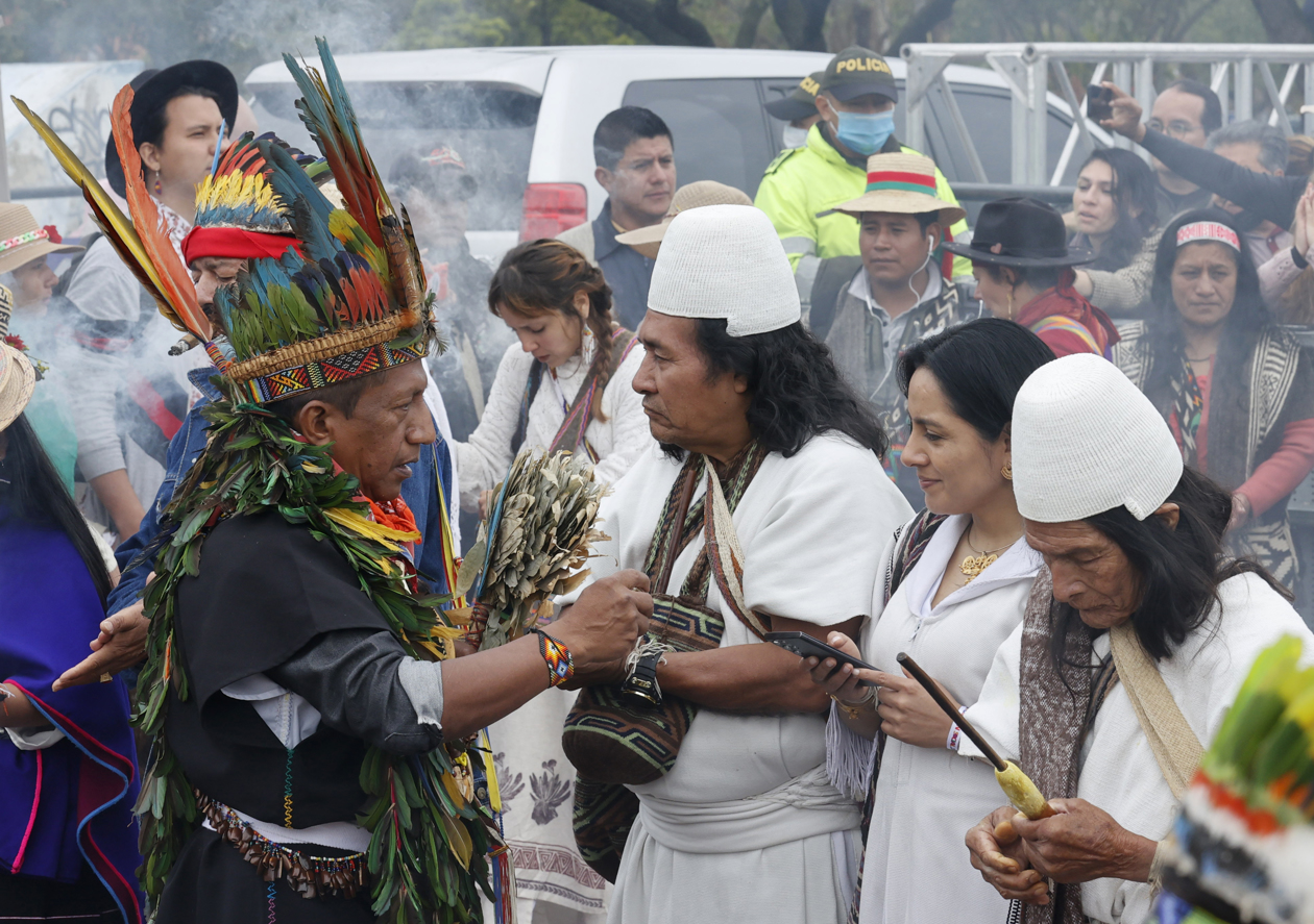 Indígenas realizan una ceremonia de posesión popular y espiritual para el presidente entrante Gustavo Petro y su vicepresidenta, Francia Márquez.