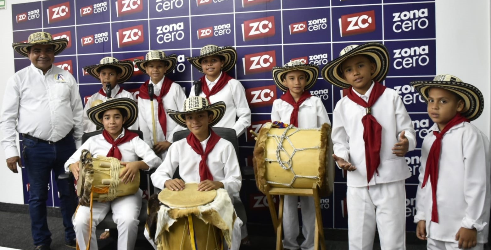 Los niños de la escuela junto al presidente de Corfoarte, Armando Tapia.