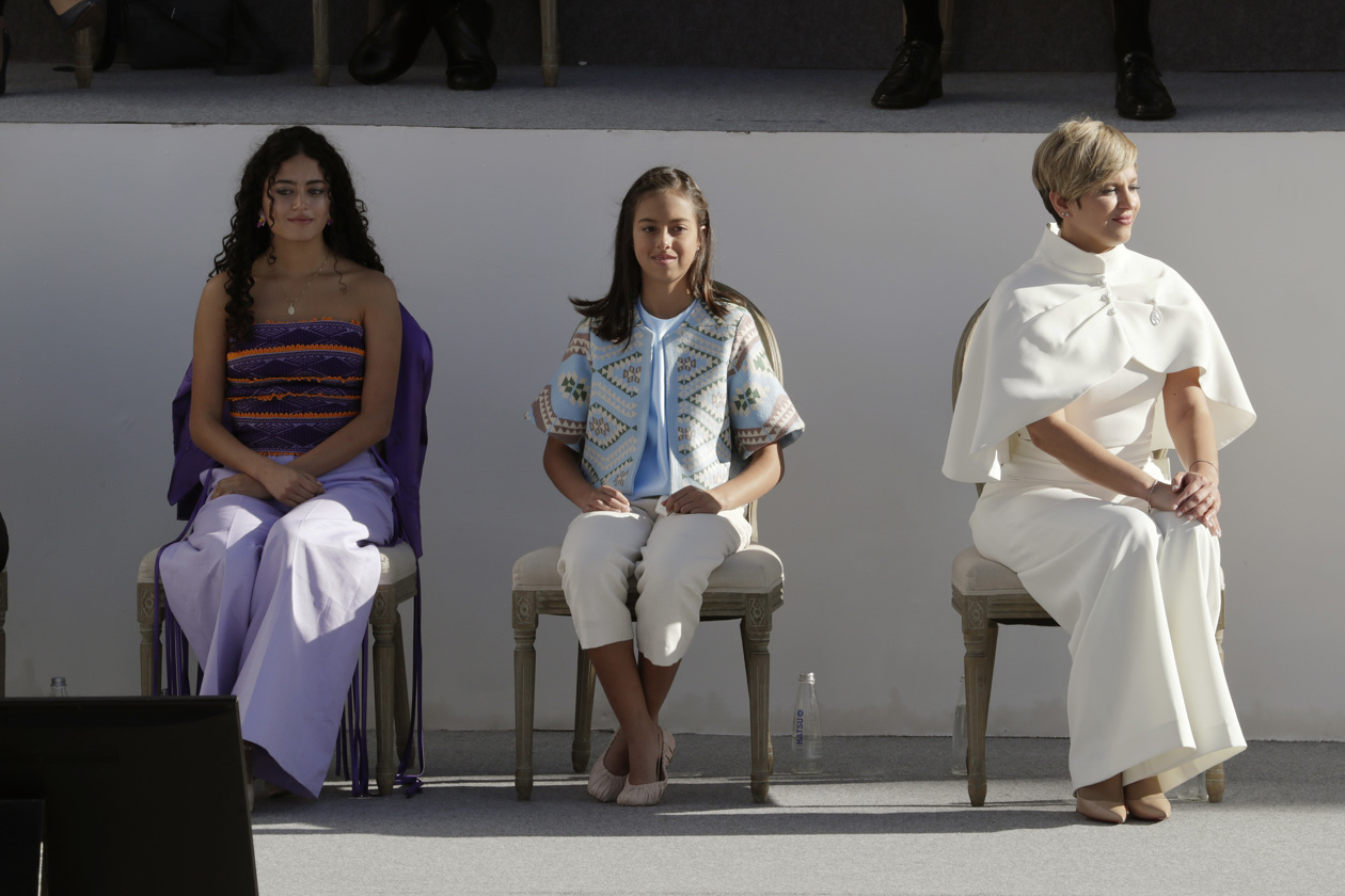 Las hijas de Petro y la primera dama Verónica Alcocer.