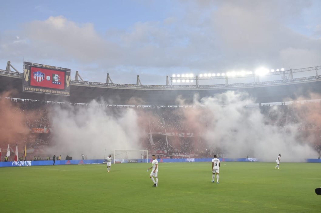 Cristian Mercado Recibimiento tras la salida de los 'tiburones' a la cancha.