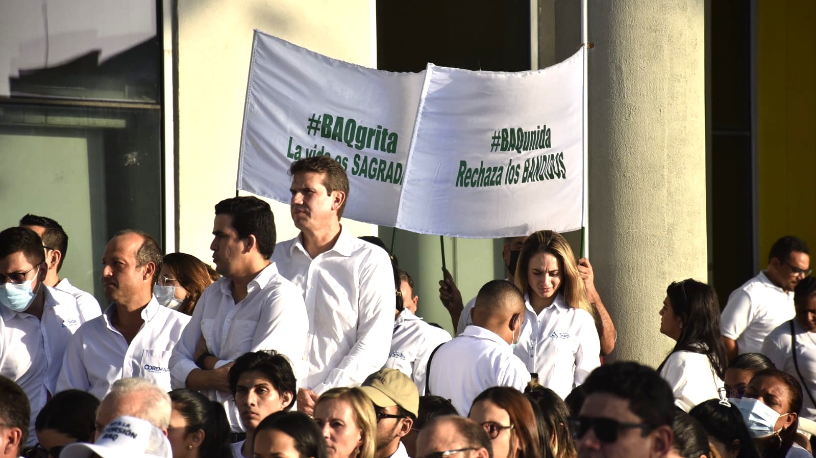 Manifestación en la plaza del Centro de Eventos Puerta de Oro.