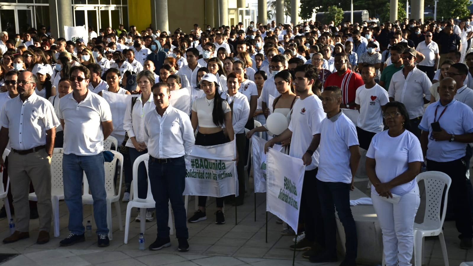 Manifestación en la plaza del Centro de Eventos Puerta de Oro.