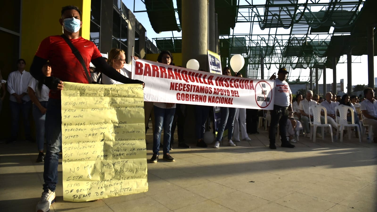 Manifestación en la plaza del Centro de Eventos Puerta de Oro.