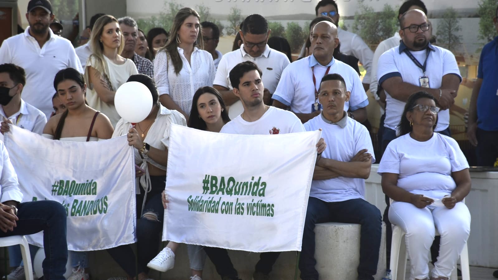 Manifestación en la plaza del Centro de Eventos Puerta de Oro.