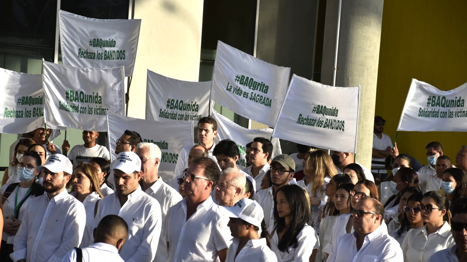 Manifestación en la plaza del Centro de Eventos Puerta de Oro.