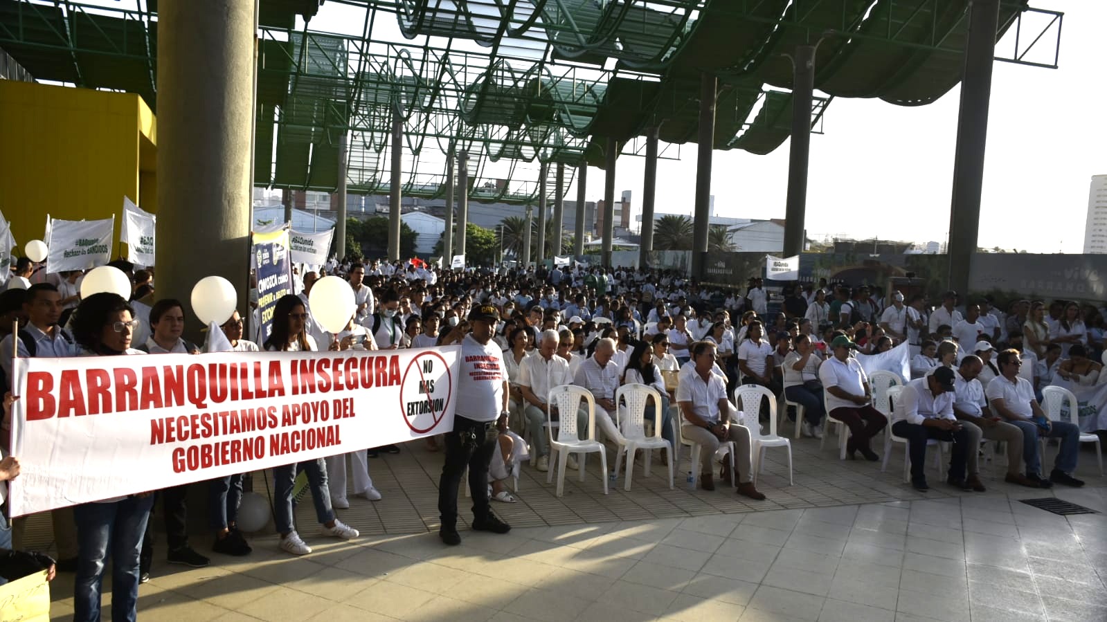 Manifestación en la plaza del Centro de Eventos Puerta de Oro.