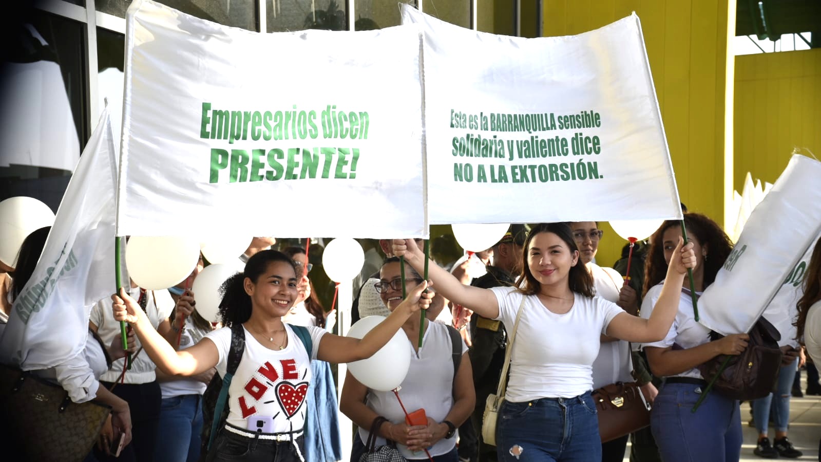 Manifestación en la plaza del Centro de Eventos Puerta de Oro.