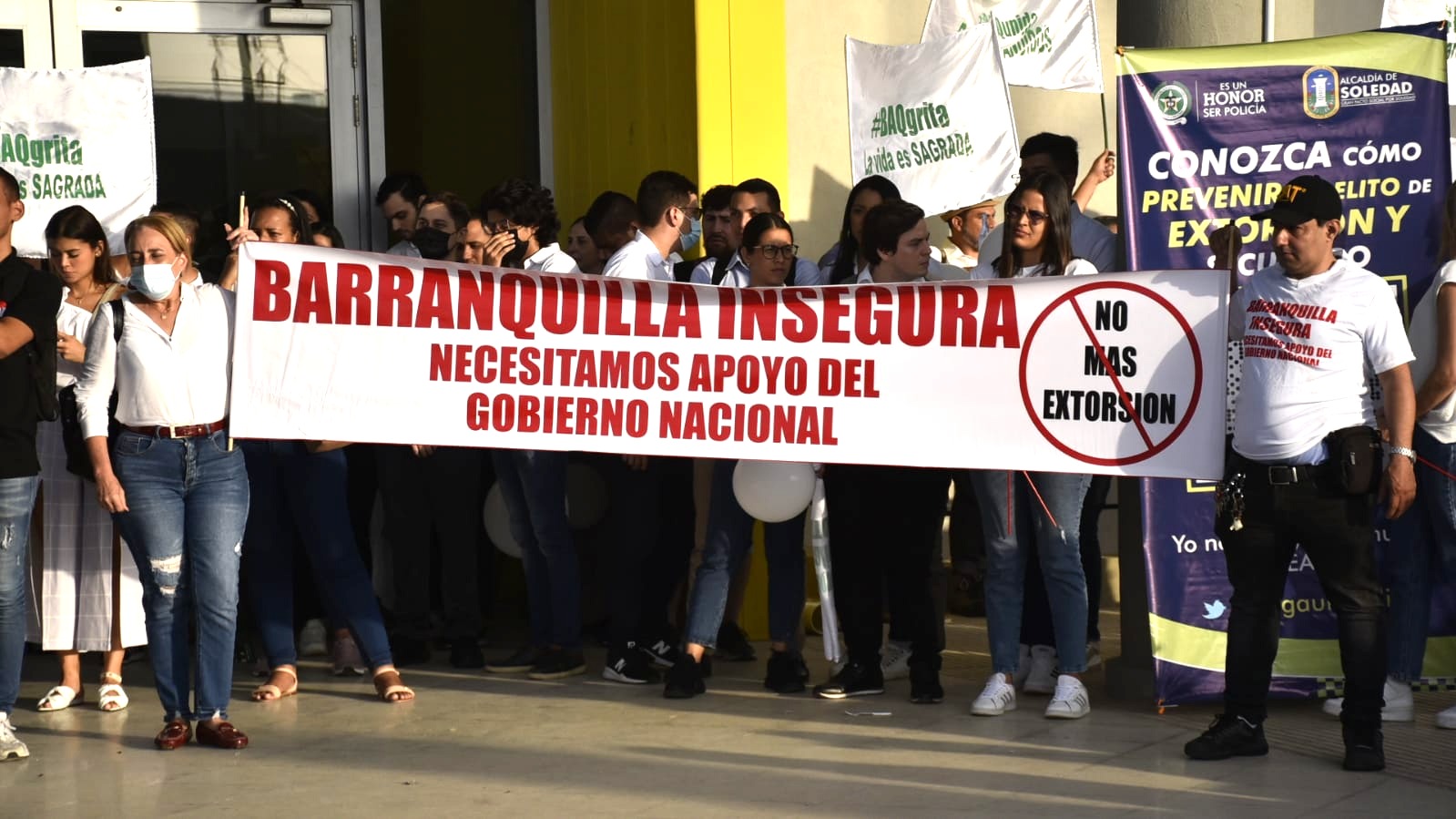 Manifestación en la plaza del Centro de Eventos Puerta de Oro.
