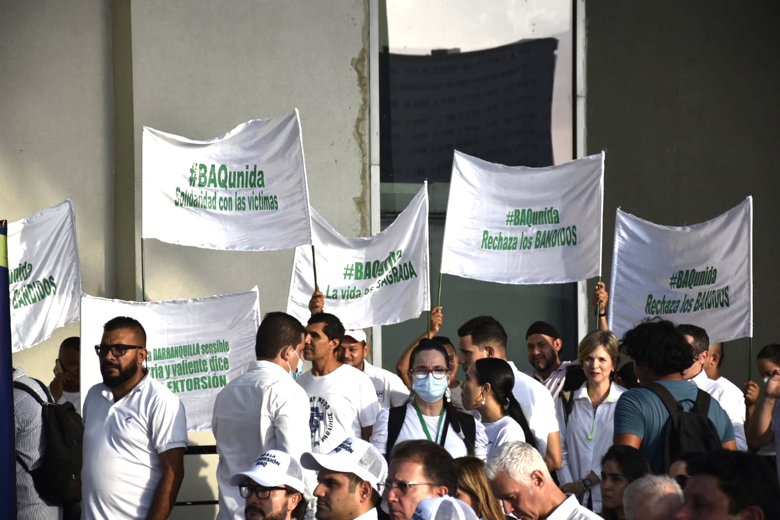 Manifestación en la plaza del Centro de Eventos Puerta de Oro.