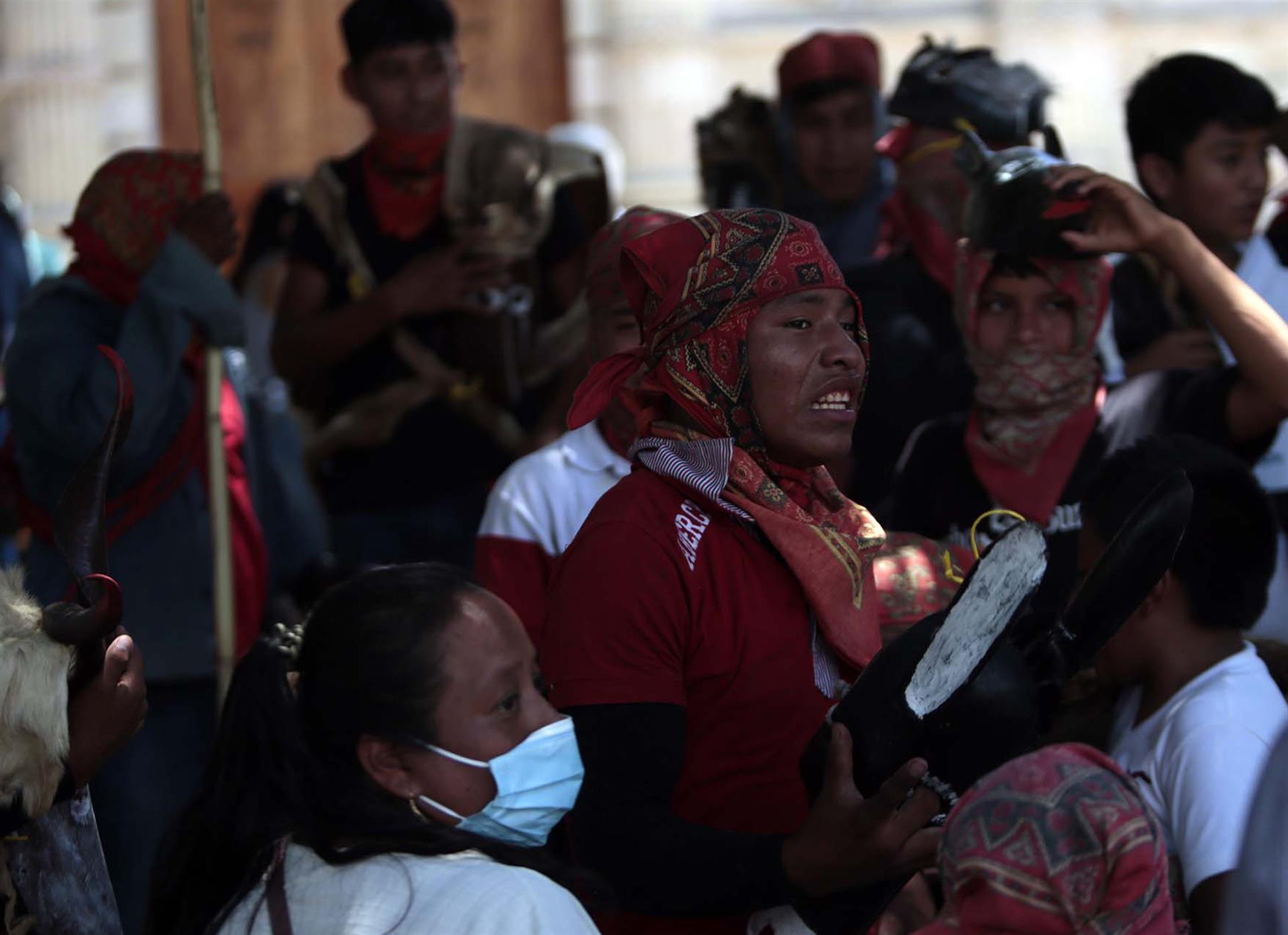 Mujeres indígenas de la etnia Seris preparan sus alimentos en la comunidad Punta Chueca, del estado de Sonora, México.