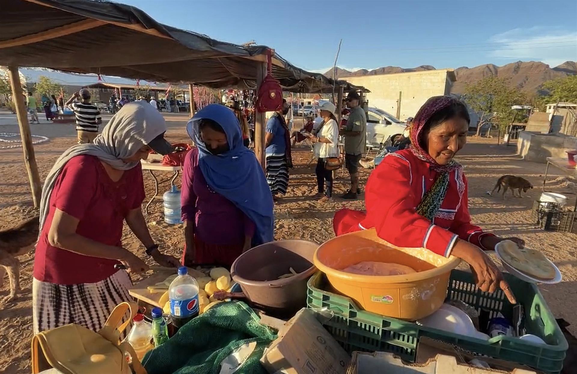 Mujeres indígenas de la Etnia Seris captadas en Punta Chueca, Estado de Sonora, México, 
