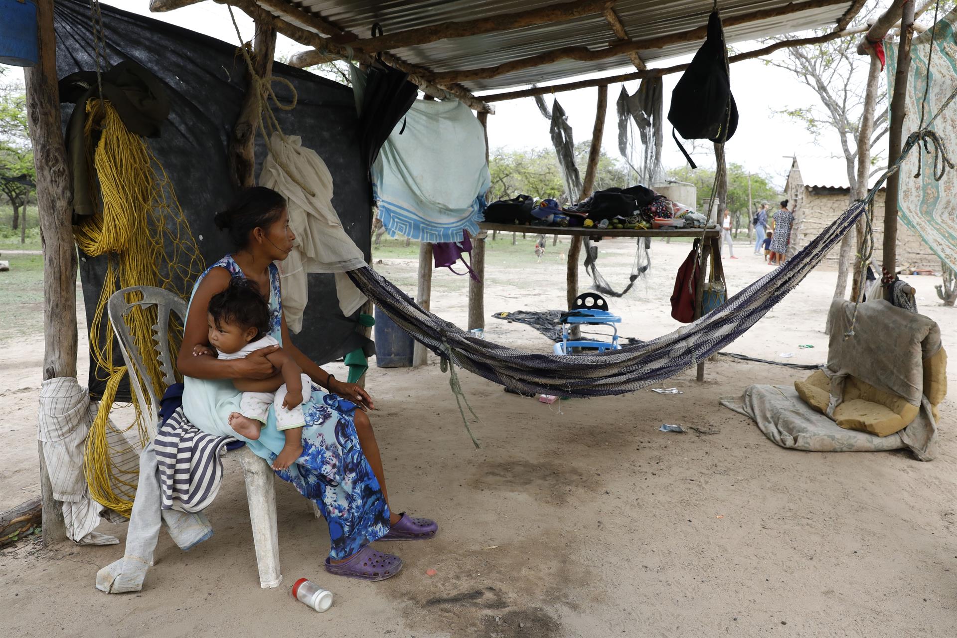Una indígena wayúu carga a su hijo en en la comunidad El Ahumao, en zona rural de Riohacha.