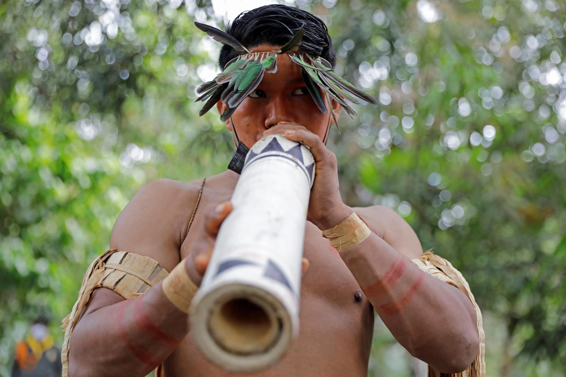 Una mujer de la comunidad Yussy Monilla Amena toca un instrumento durante la PreCOP de la Biodiversidad, en Leticia, Colombia, en agosto del año pasado.