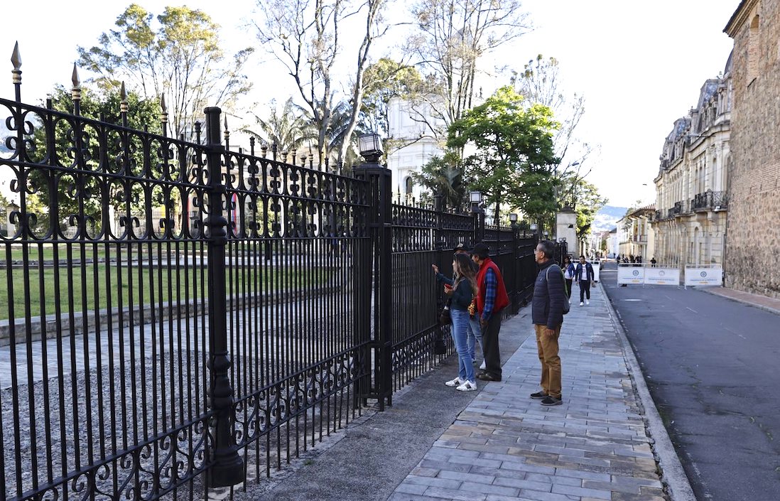 Personas observando los jardines de la Casa de Nariño en Bogotá.