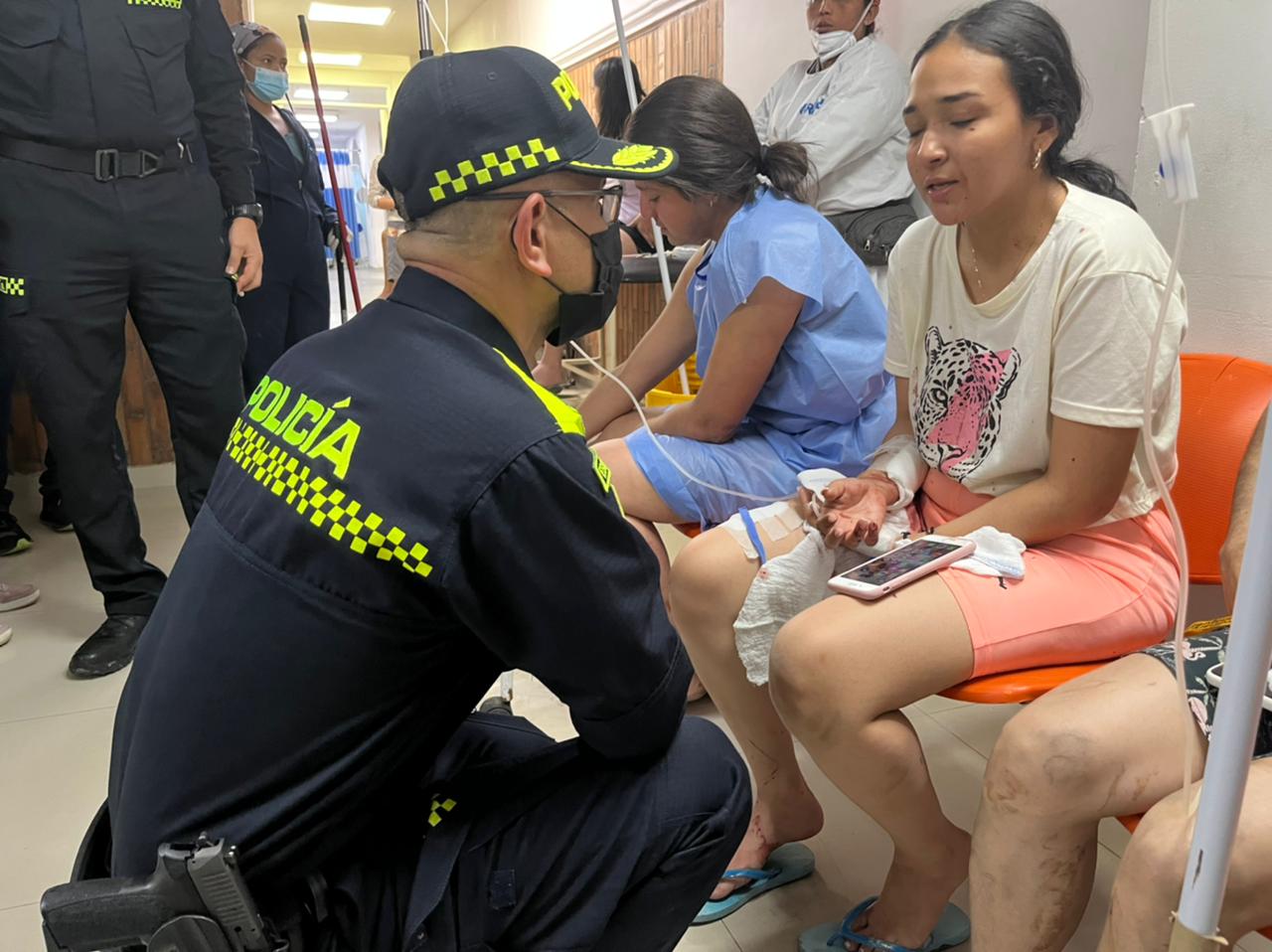 El coronel Jorge Urquijo, comandante de la Policía Metropolitana de Barranquilla y una de las civiles heridas.