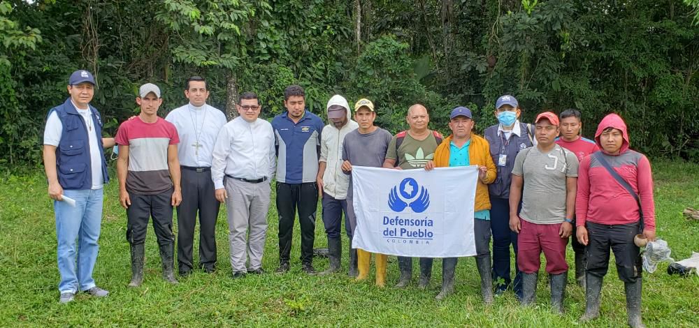 Defensoría del Pueblo junto a los 9 liberados por el la guerrilla del ELN.