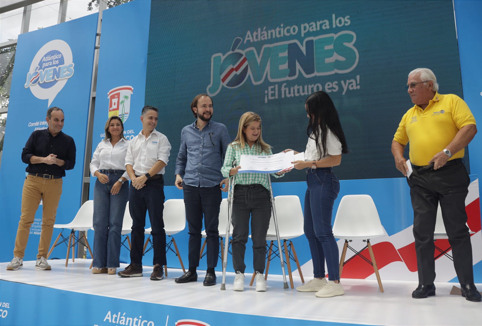 Gobernación del Atlántico Gobernadora Elsa Noguera en la entrega de la beca a una de las beneficiarias.