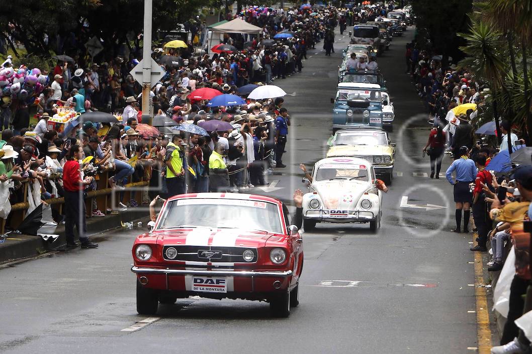 El desfile asemejando un museo itinerante.