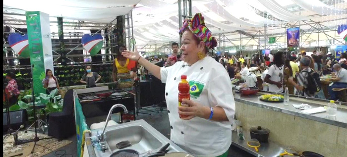 La cocinera tradicional del Brasil Juracy Costa engalanando la tarima de cocinas vivas.