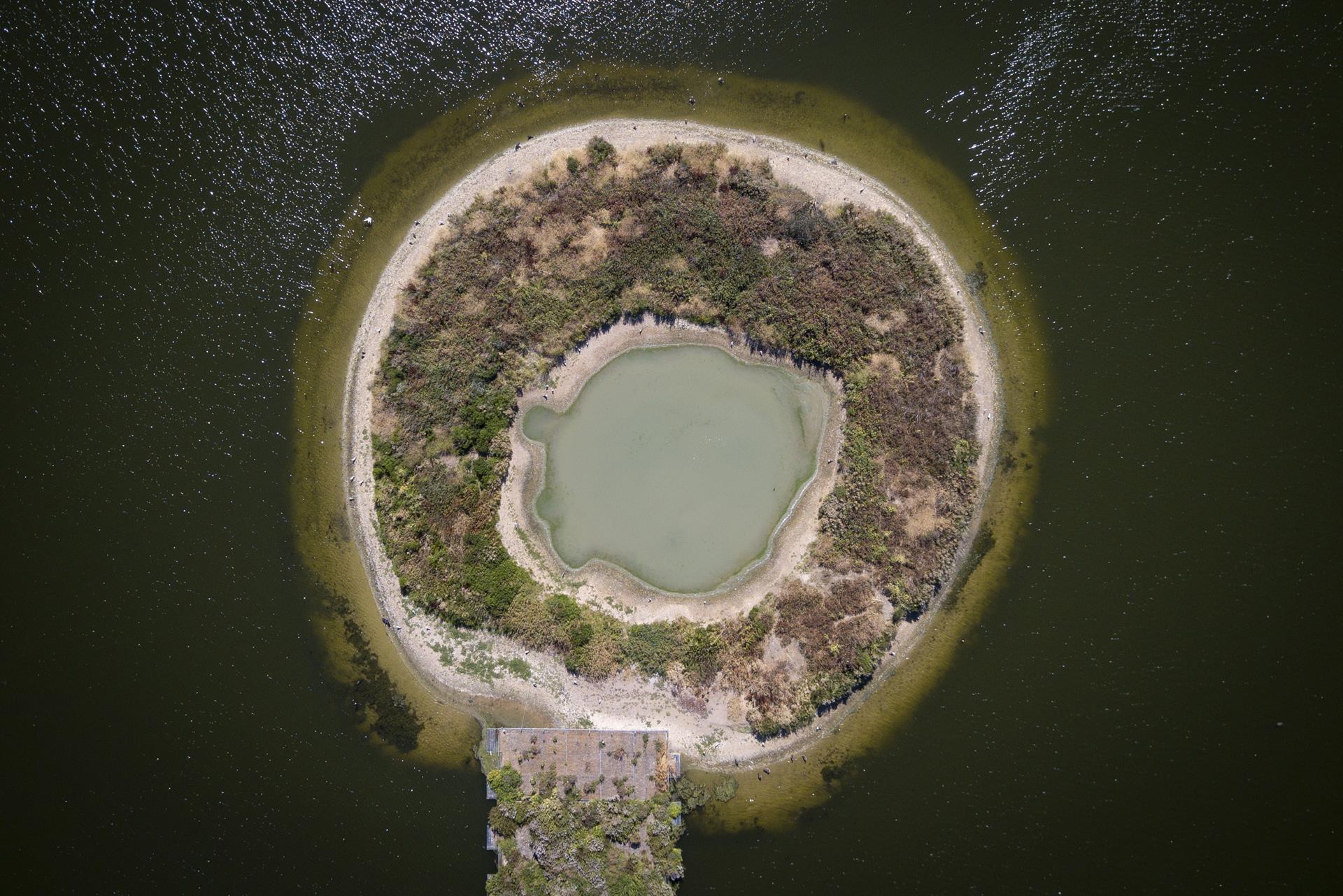 Vista de un depósito de agua con bajos niveles en Walthamstow Wetlands en Londres.