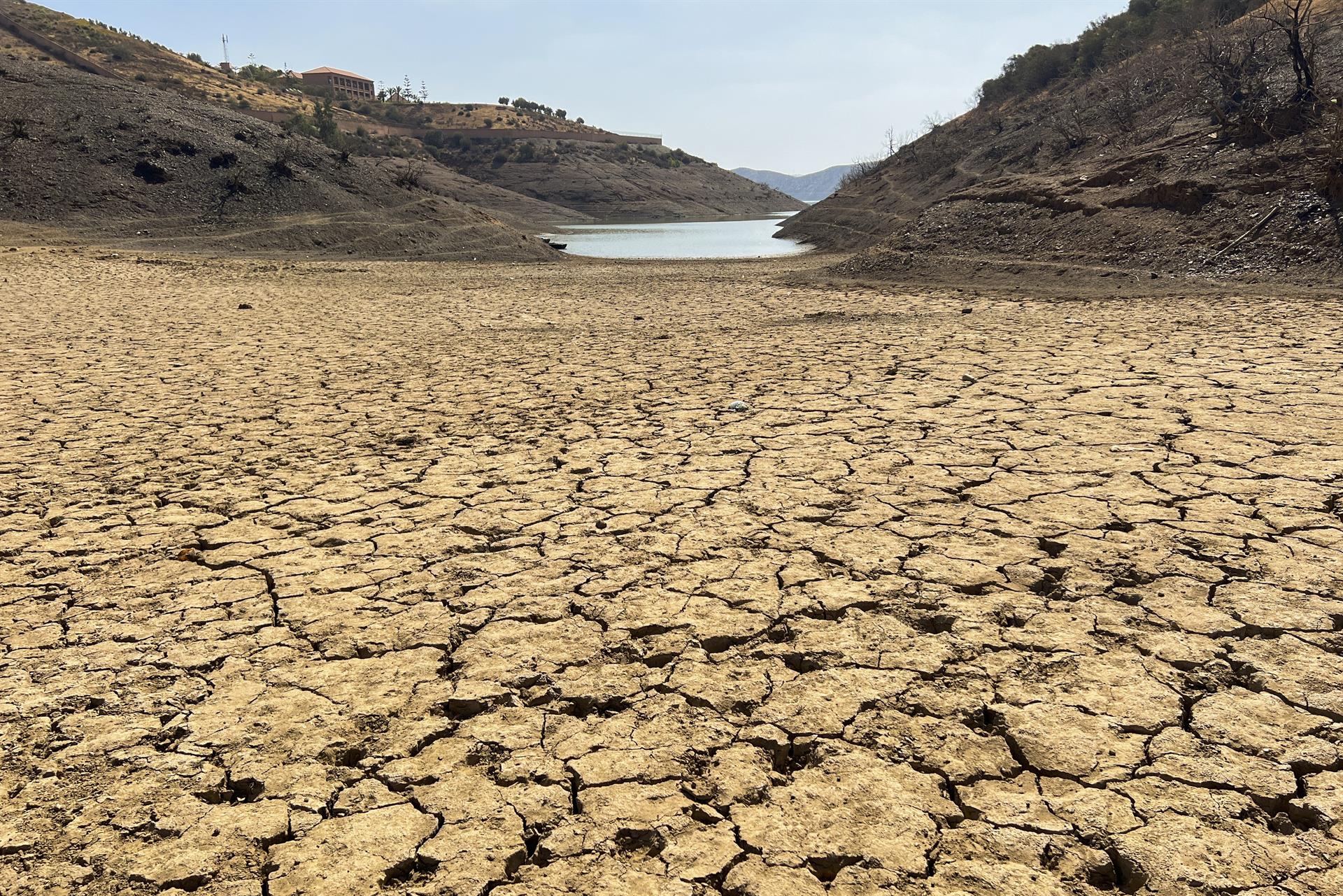 Dramática vista del nivel del agua del pantano Sidi Mohamed bin Abdellah, Marruecos.