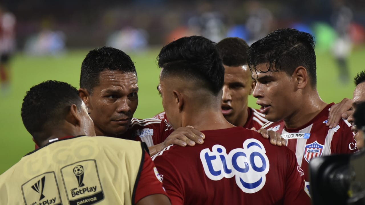 Carlos Bacca felicita a Uribe y este le dice que tiene que salir en camilla. 