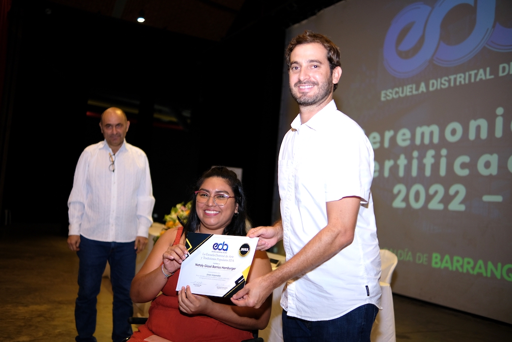 El Gerente de Desarrollo Social, Alfredo Carbonell, entregado una certificación.