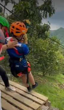 José Alejandro Cárdenas, de 10 años, cuando se lanzó en la cuerda.