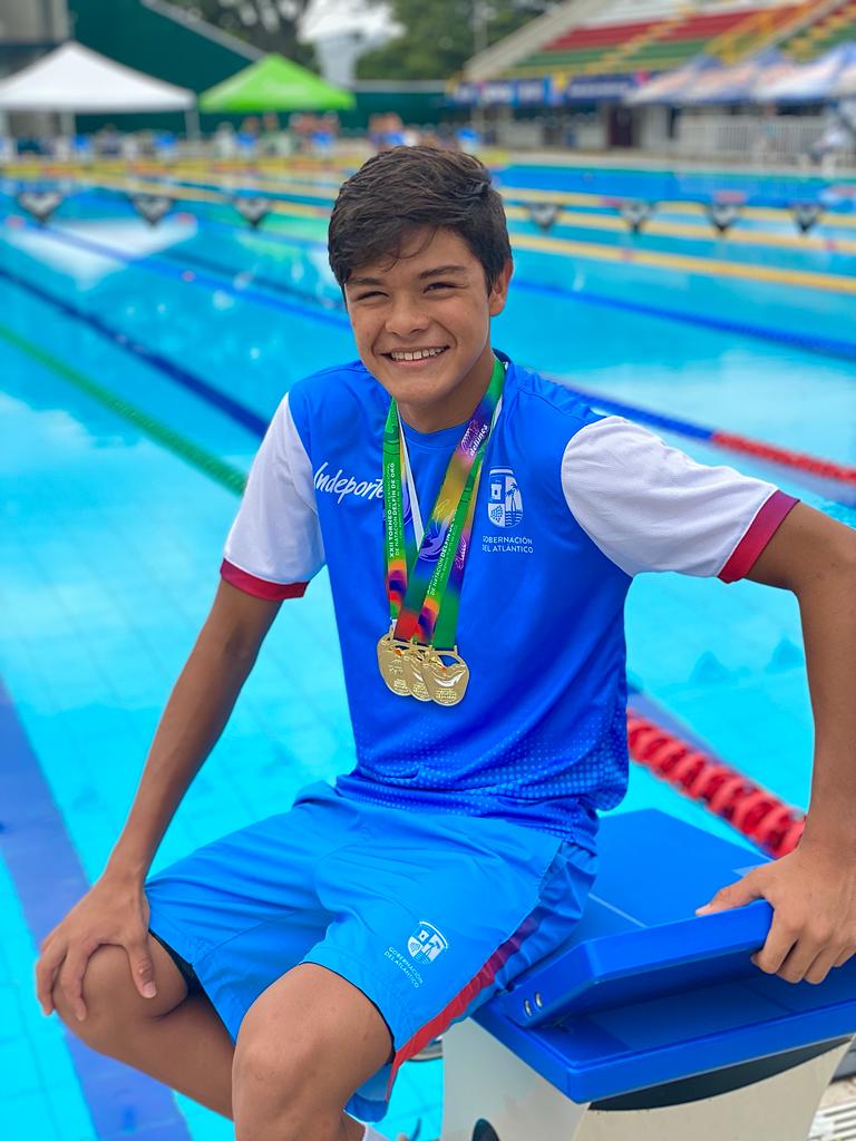 Tomás Alsina con sus medallas ganadas. 