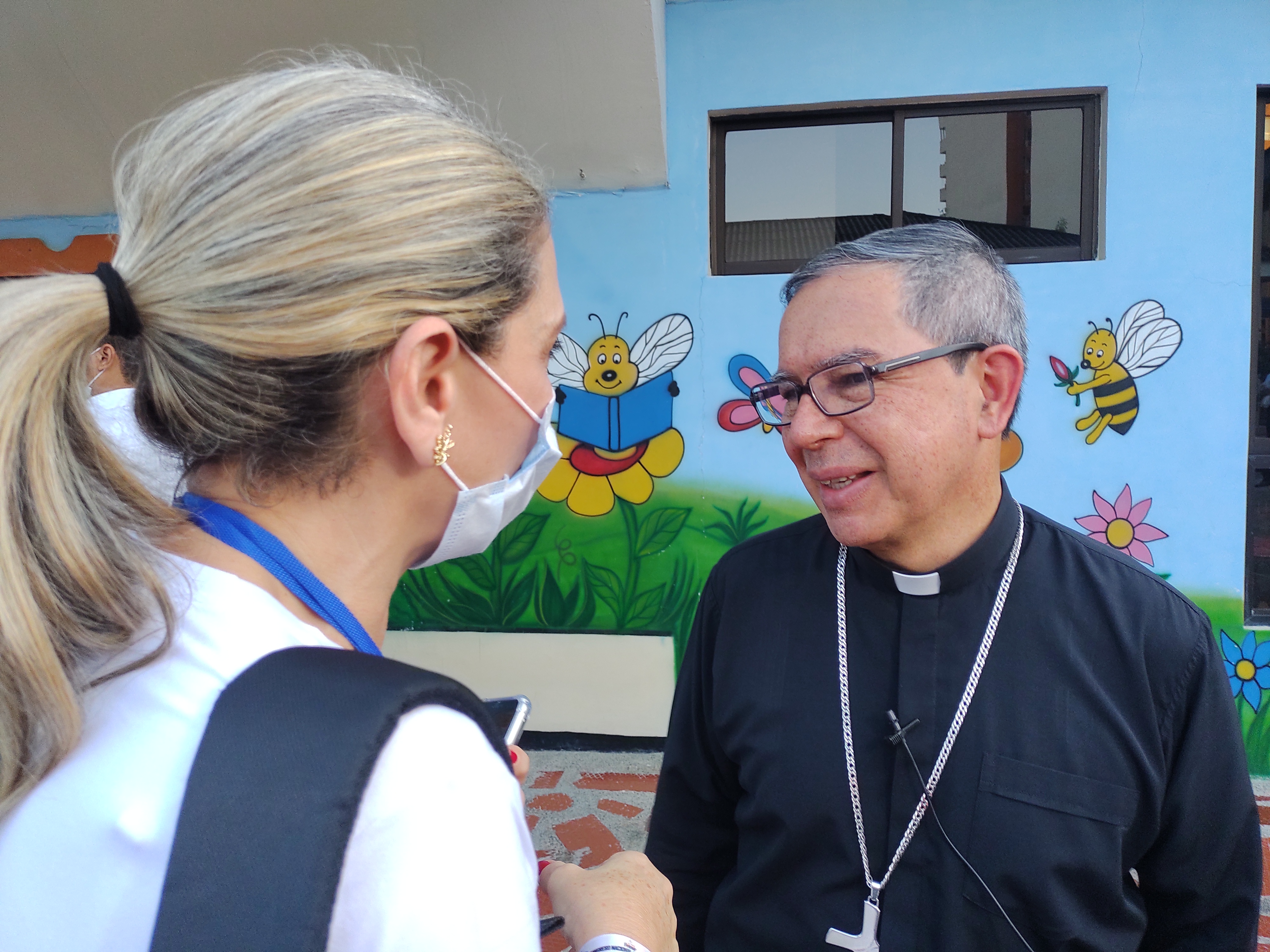 Monseñor Luis José Rueda Aparicio, con una feligrés.